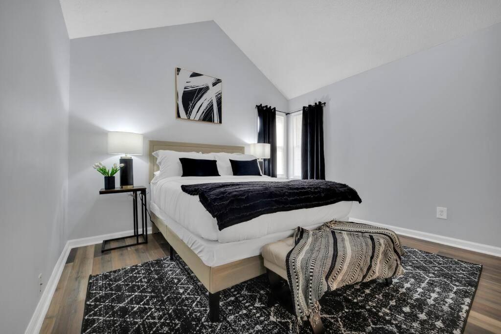Plush Two Bedroom Retreat. A Home Away From Home! Riverdale Kültér fotó