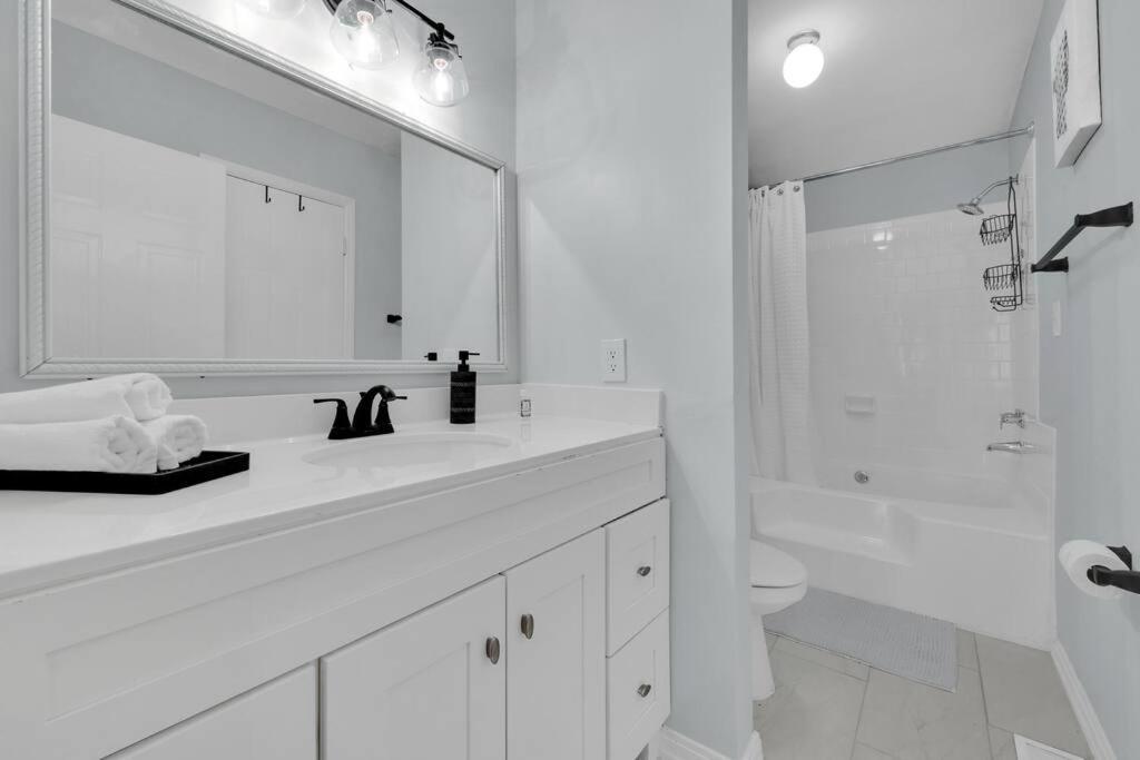 Plush Two Bedroom Retreat. A Home Away From Home! Riverdale Kültér fotó